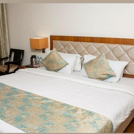 Hotel Meadows Benares Buitenkant foto