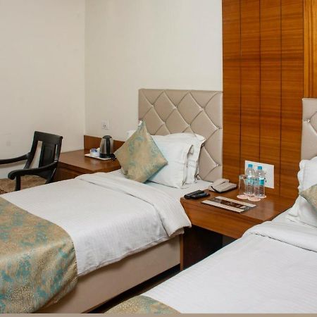 Hotel Meadows Benares Buitenkant foto