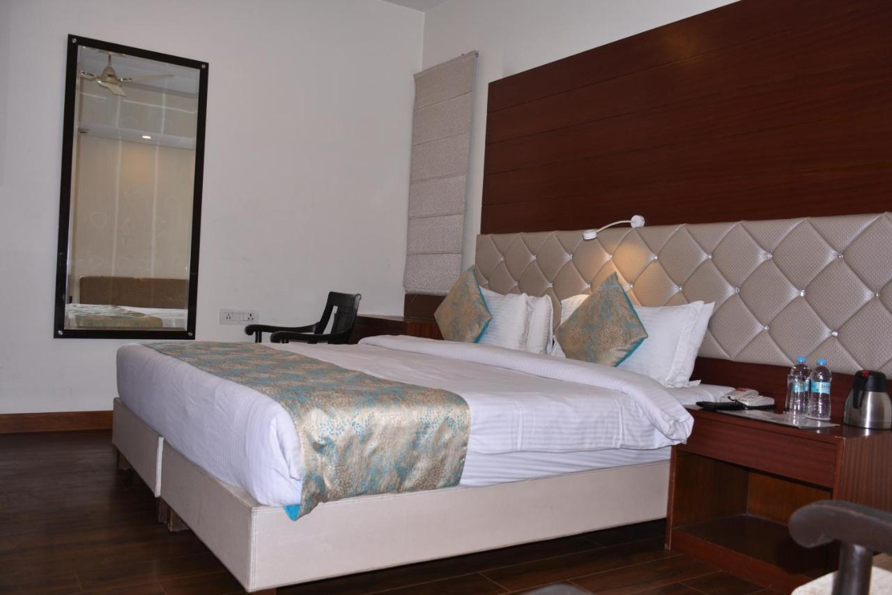 Hotel Meadows Benares Buitenkant foto
