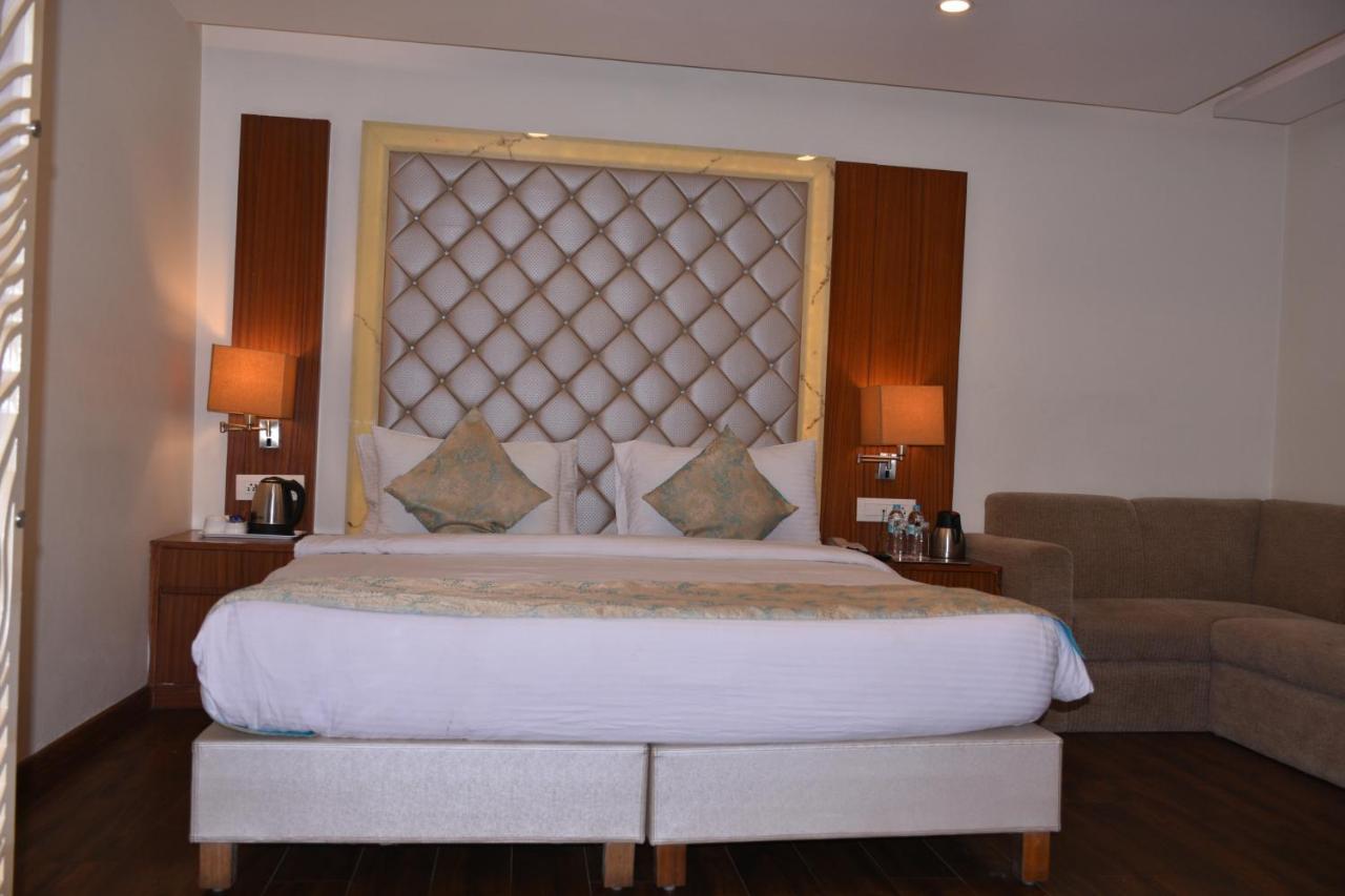 Hotel Meadows Benares Buitenkant foto