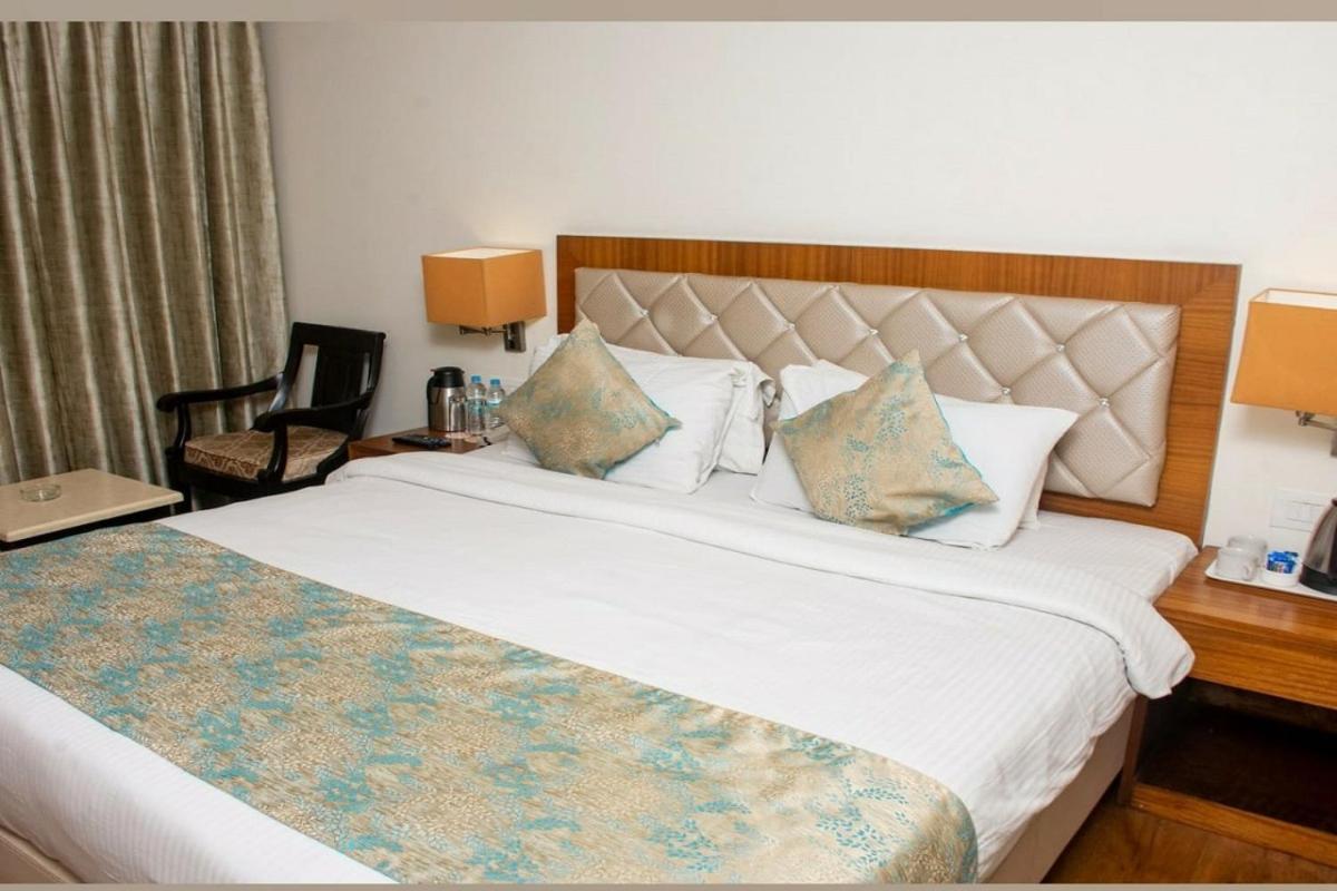 Hotel Meadows Benares Buitenkant foto