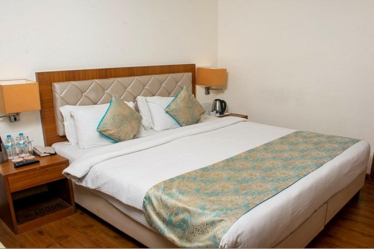 Hotel Meadows Benares Buitenkant foto