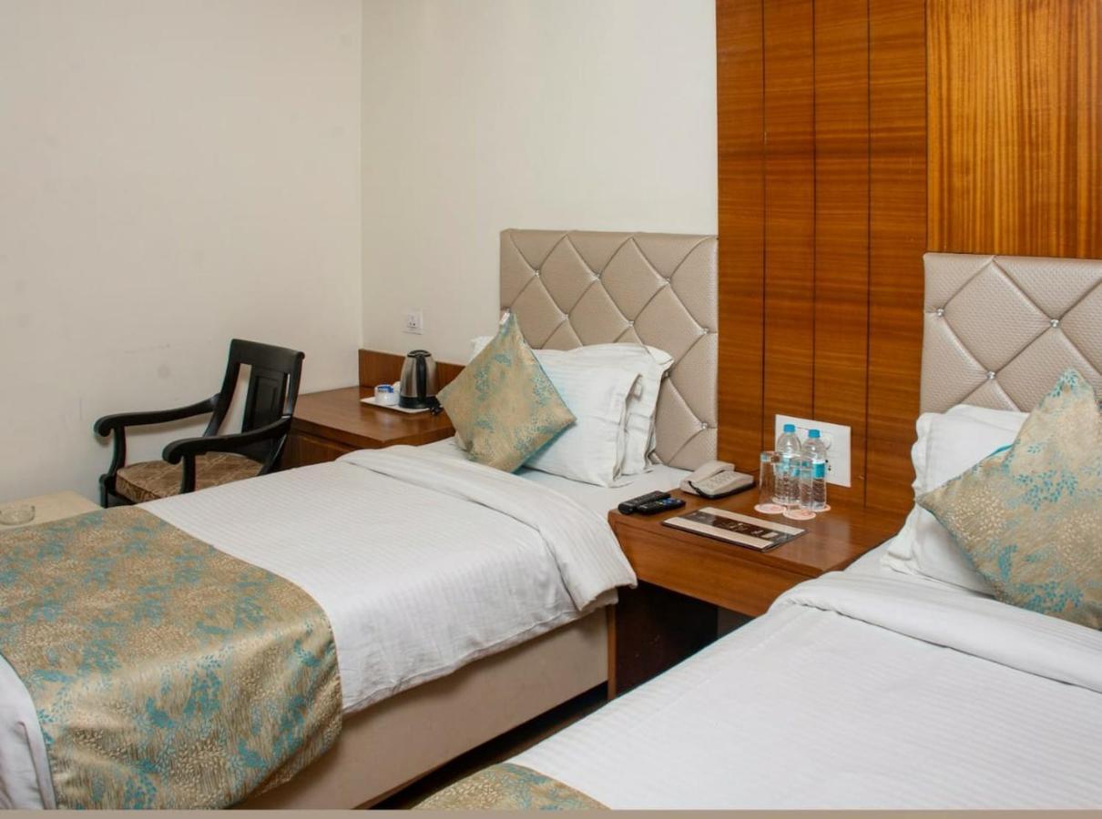 Hotel Meadows Benares Buitenkant foto