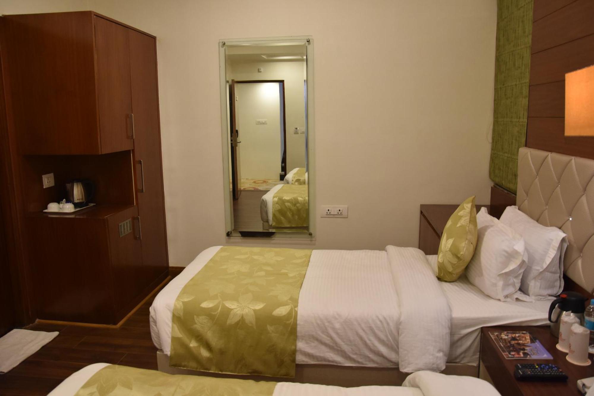Hotel Meadows Benares Buitenkant foto