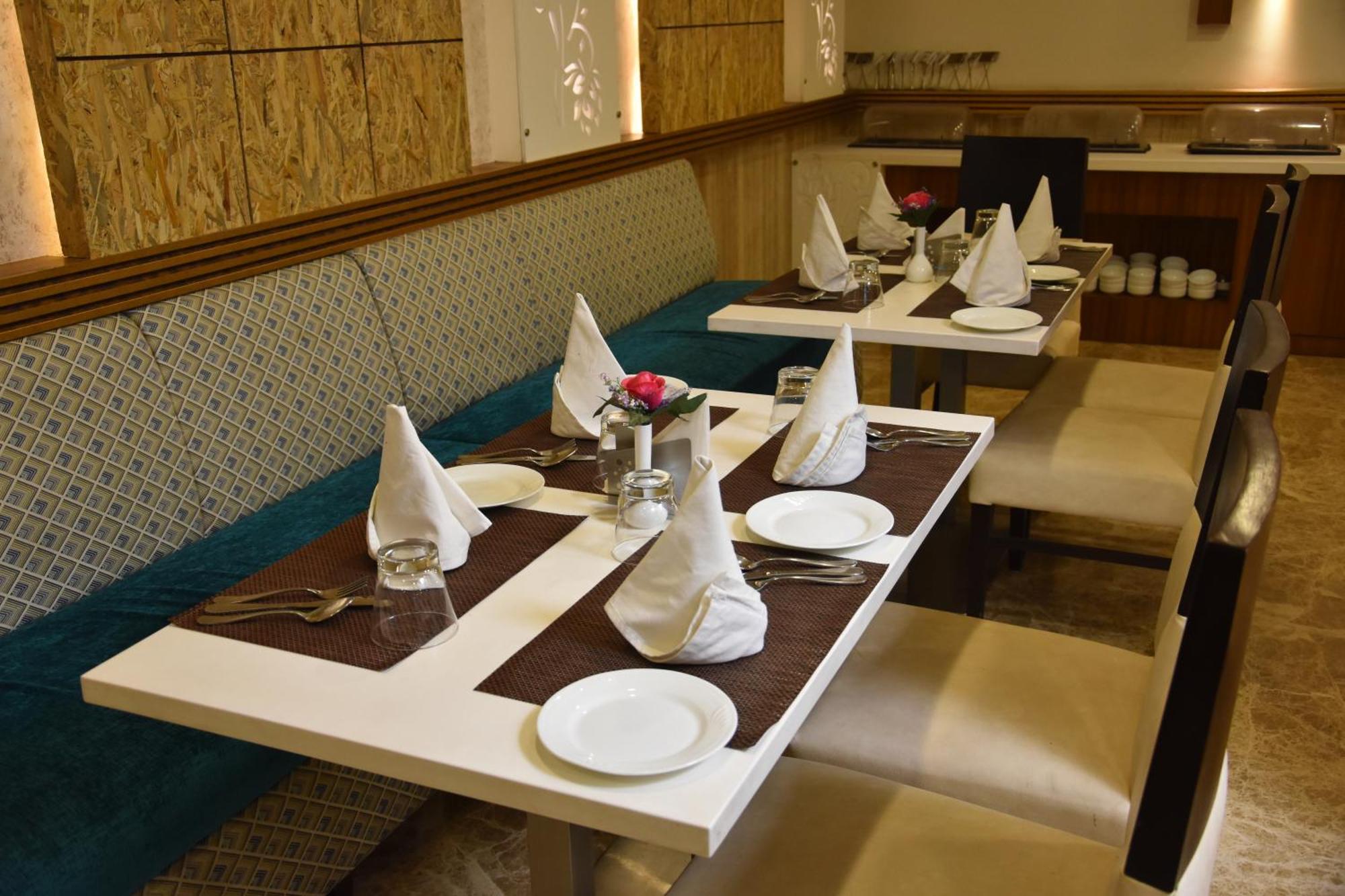 Hotel Meadows Benares Buitenkant foto