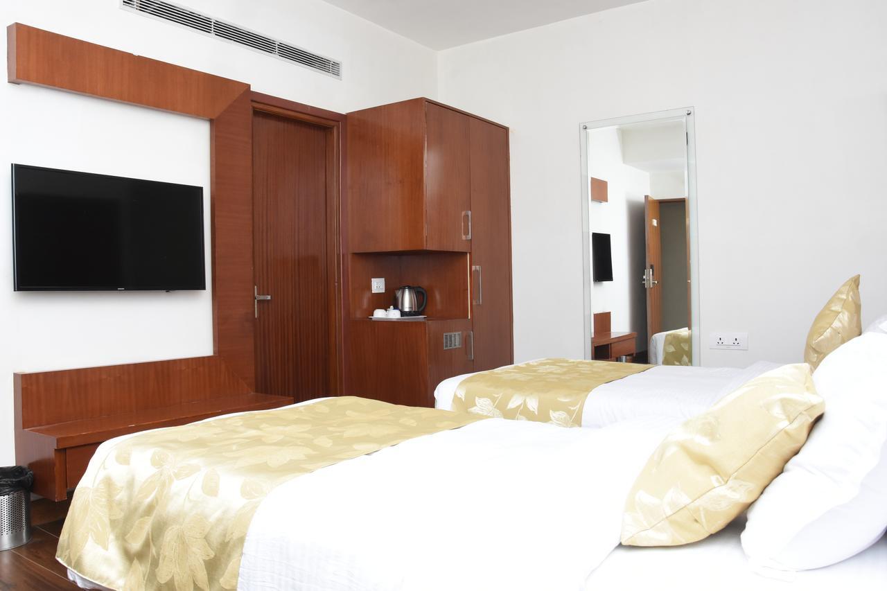 Hotel Meadows Benares Buitenkant foto