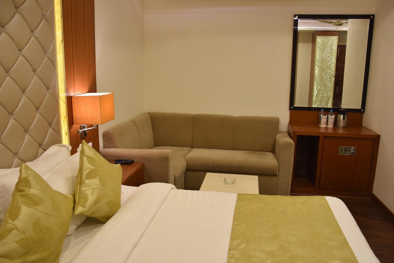 Hotel Meadows Benares Buitenkant foto