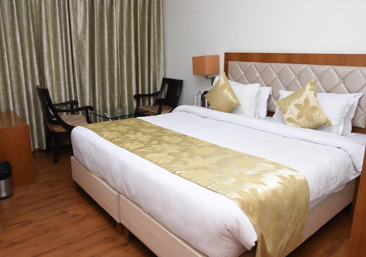Hotel Meadows Benares Buitenkant foto